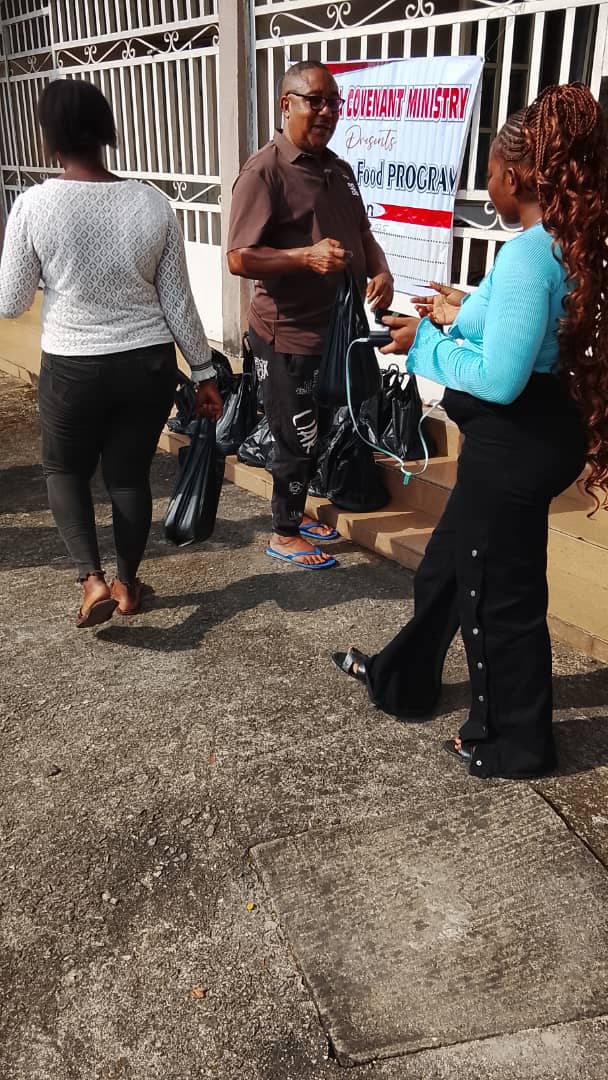 Distributing food packages